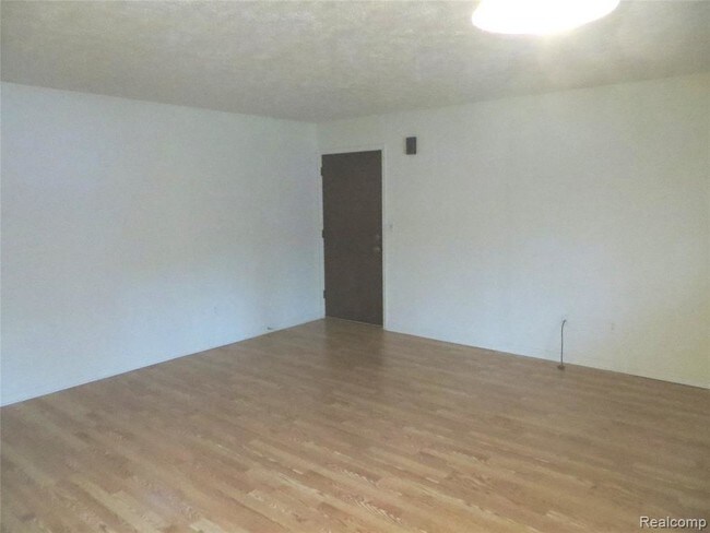 Building Photo - 137 Village Ct