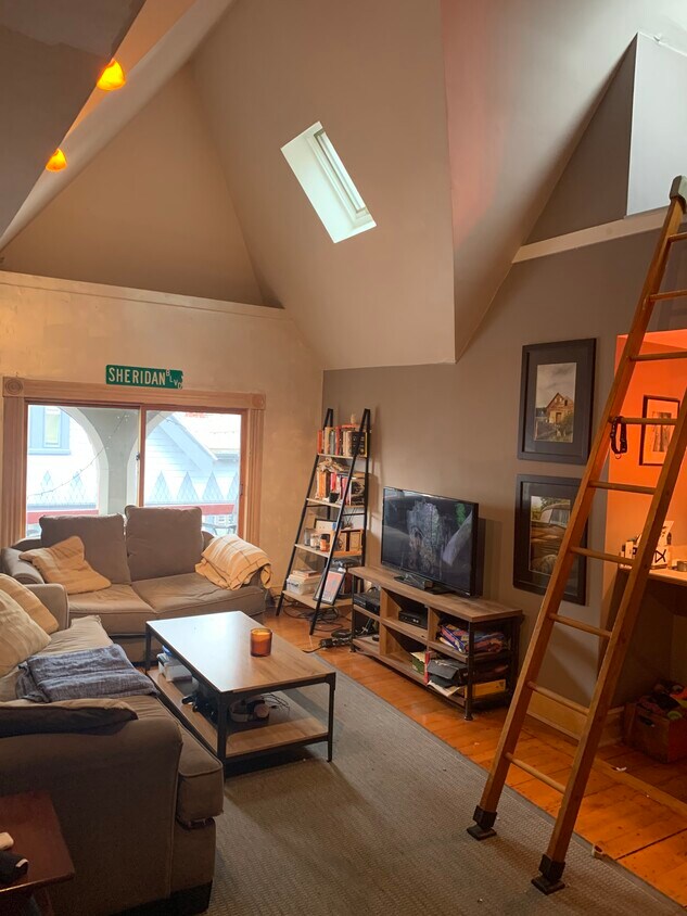 Primary Photo - 15 Cushing Ave
