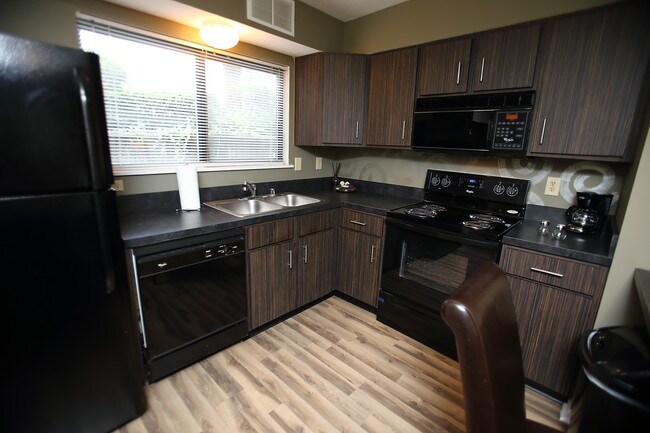 Building Photo - 1400 Pine Valley Dr