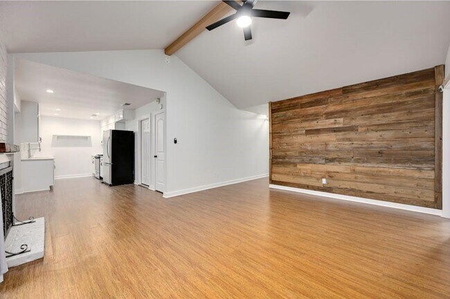 Building Photo - 10104 Woodhaven Dr