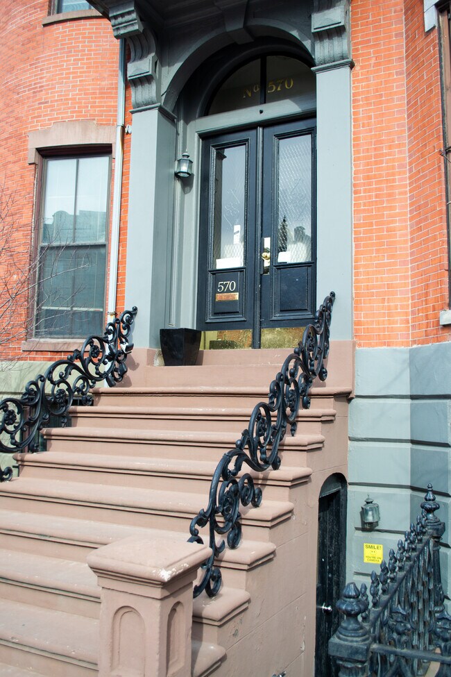 Foto del edificio - 570 Massachusetts Ave