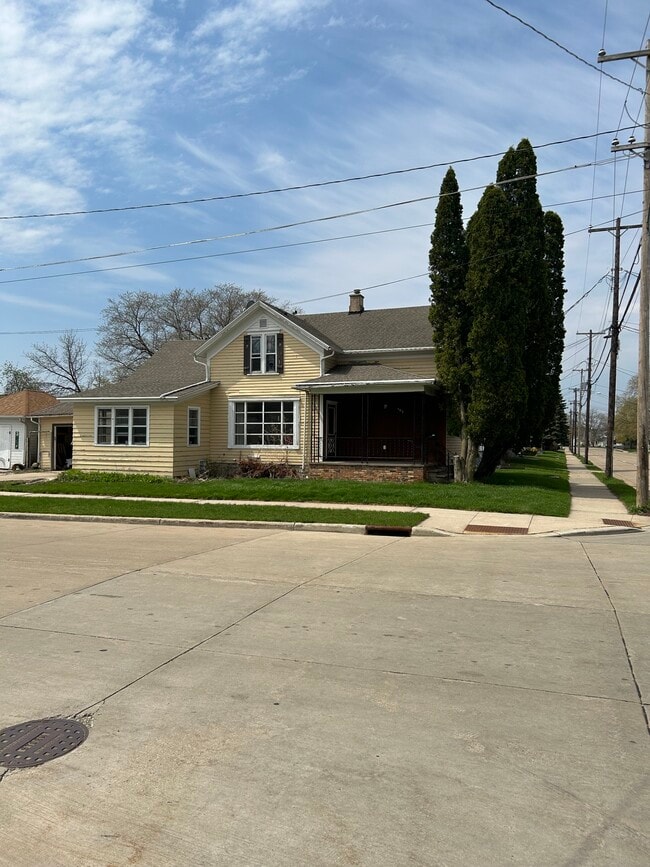 Building Photo - 403 W South Park Ave