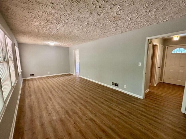 Building Photo - 2612 Dawn Dr