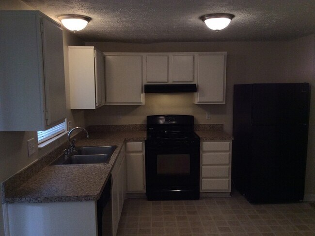 Building Photo - Cozy Home located in Stone Mountain!