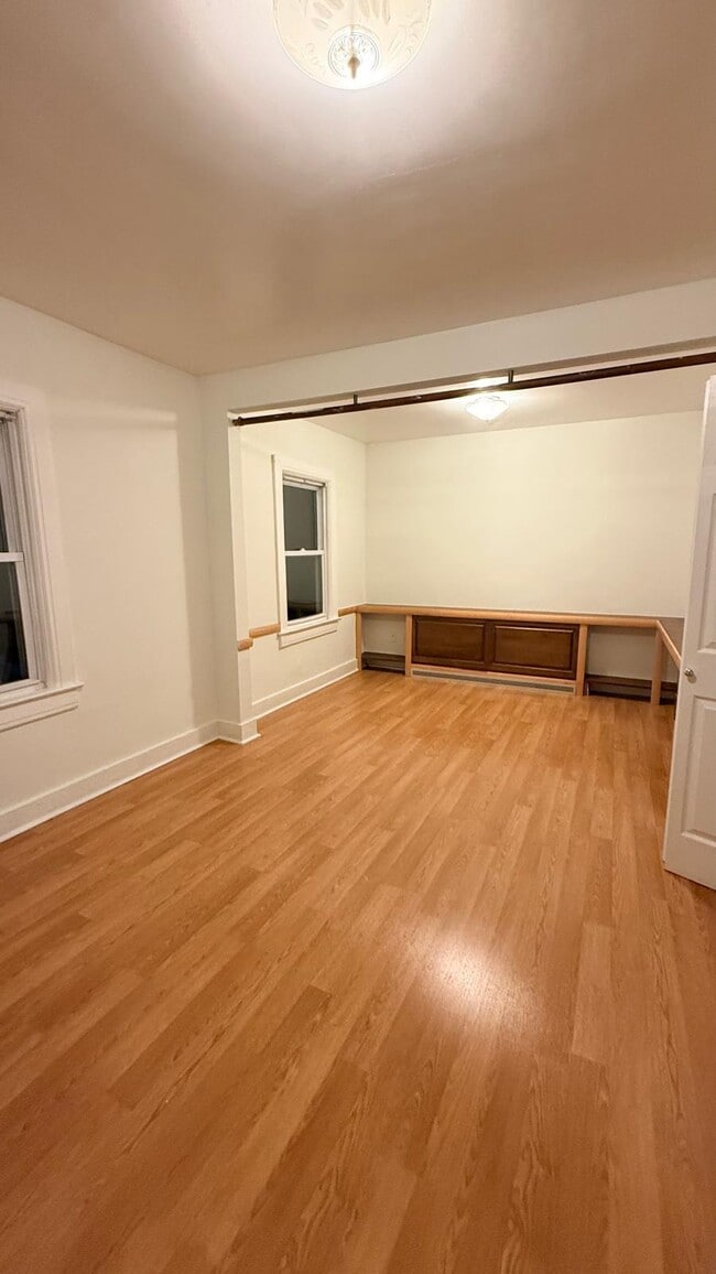 Building Photo - 11 Saratoga Ave