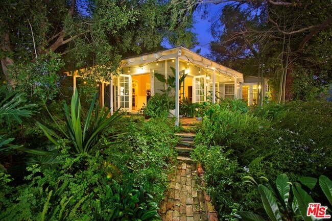 Foto del edificio - 3231 Coldwater Canyon Ln