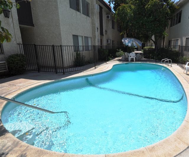Foto del edificio - 24411 Newhall Ave