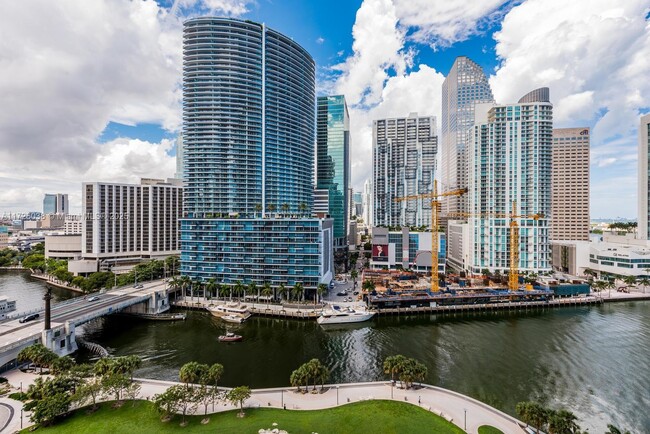 Foto del edificio - 475 Brickell Ave