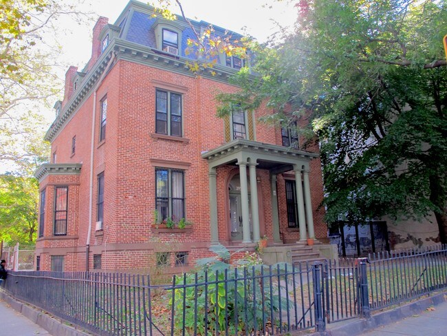 Foto del edificio - 395 Washington Ave