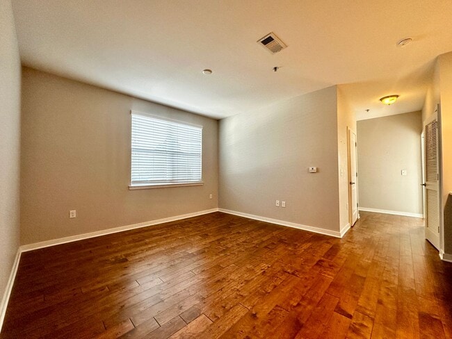 Building Photo - East Nashville Condo. Gated parking. No Pe...