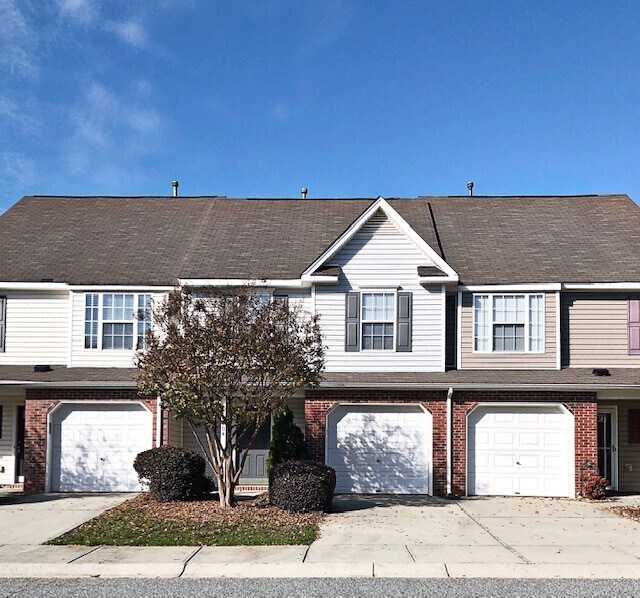 Primary Photo - Adorable 2 bedroom 2.5 bath Townhome for r...