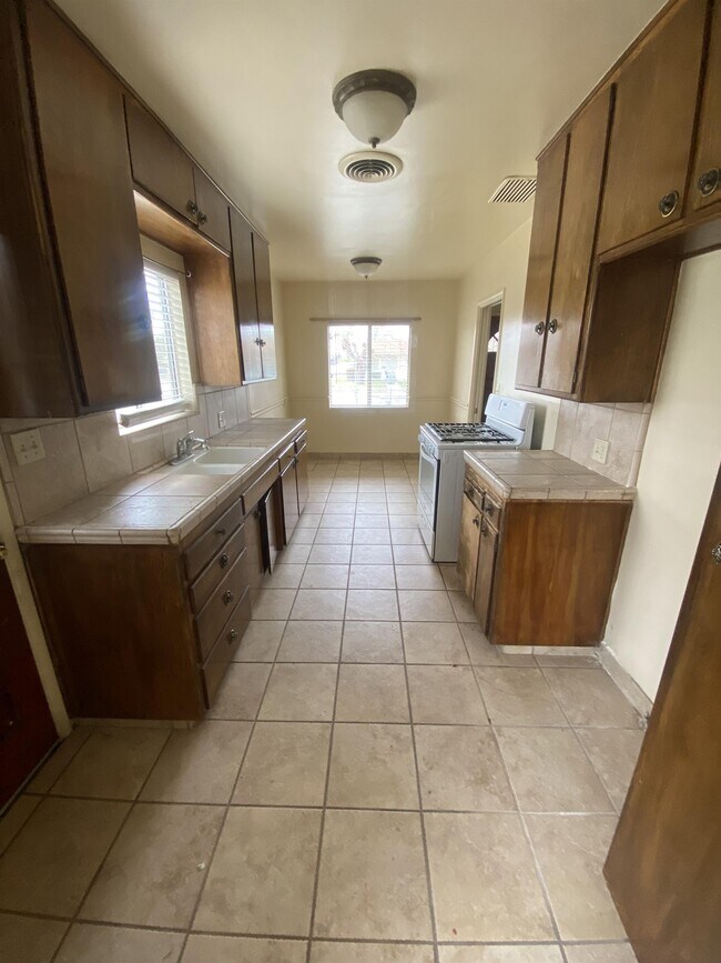 Building Photo - 714 El Toro Dr