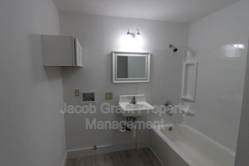 Building Photo - 554 3rd St