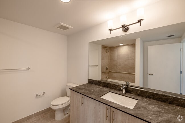 1BR, 1BA - 722SF - Bathroom - Naranja Grand I