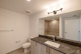 1BR, 1BA - 722SF - Bathroom - Naranja Grand I