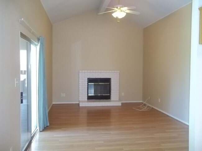 Foto del edificio - 6339 N Delbert Ave