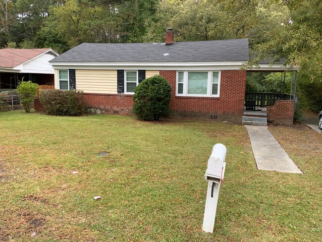 Foto del edificio - 3 bedroom 1 bath brick house off of farrow rd