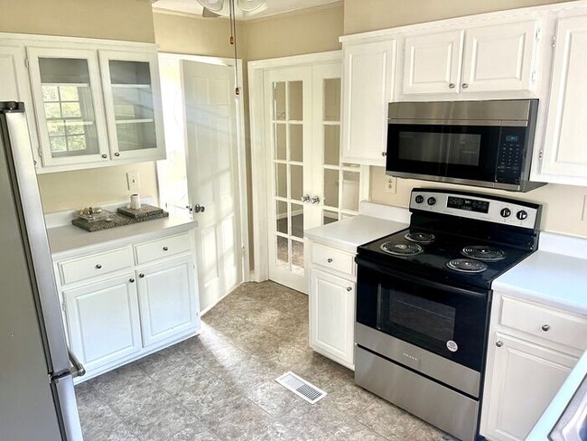 Building Photo - Beautiful 3 Bed 2 Bath w Fire Place/Hardwo...