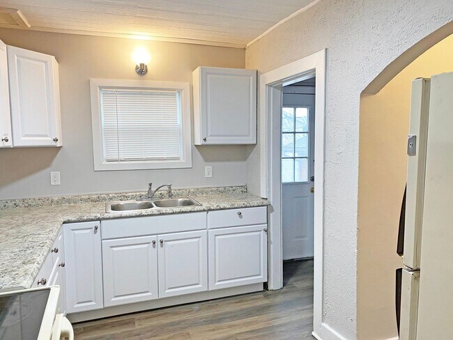 Building Photo - 2646-2648 N Main St