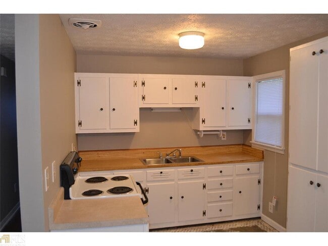 Building Photo - Great location, newly renovated, 1 car por...
