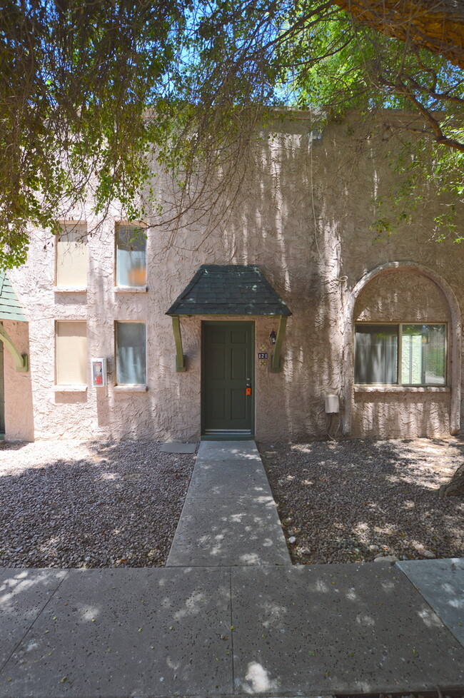 Building Photo - Great 2 bedroom and 1.5 bath in Mesa!
