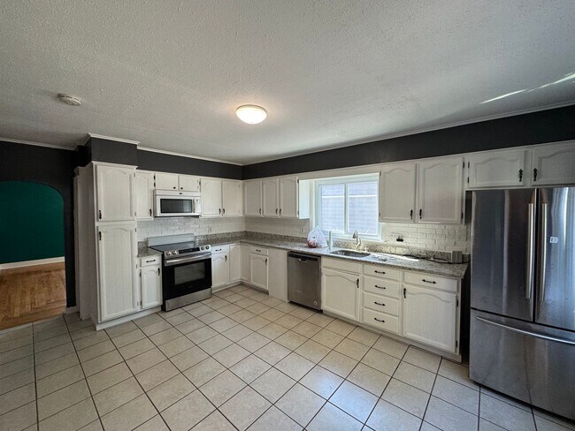 Foto del edificio - Spacious 4-Bedroom Home with Upgrades and ...