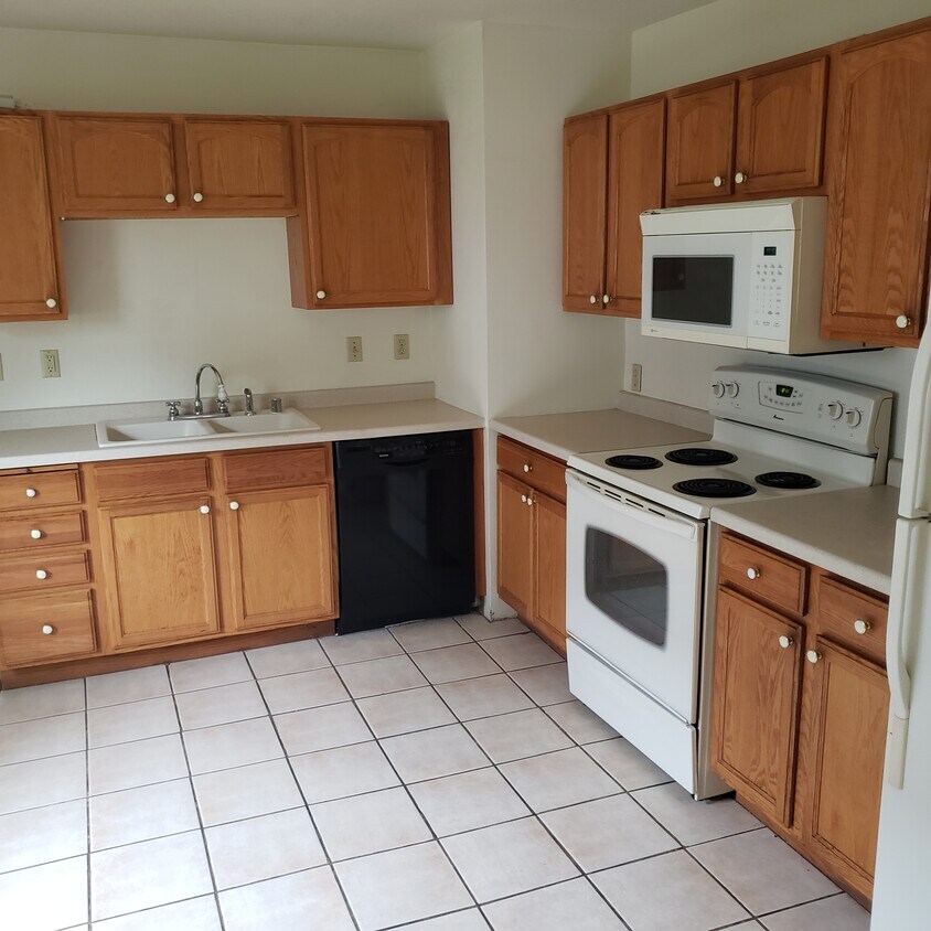 907 Saint Clair St Unit Lower, Manitowoc, WI 54220 Apartments in