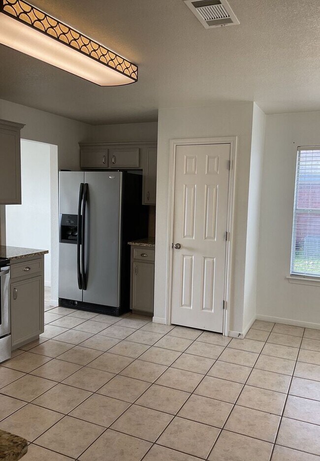 Foto del edificio - PRICE REDUCTION & AVAILABLE NOW!