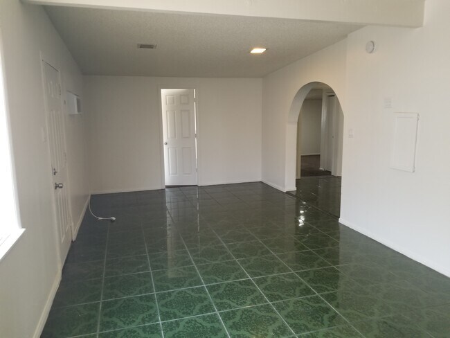 Building Photo - 1204 Warwick Ct