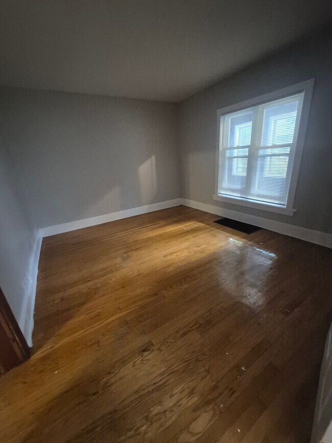 Foto del edificio - 4 Bedroom 2 Bath Single Family House!