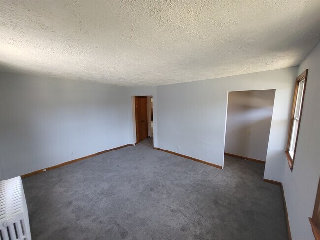 Building Photo - 389 River St