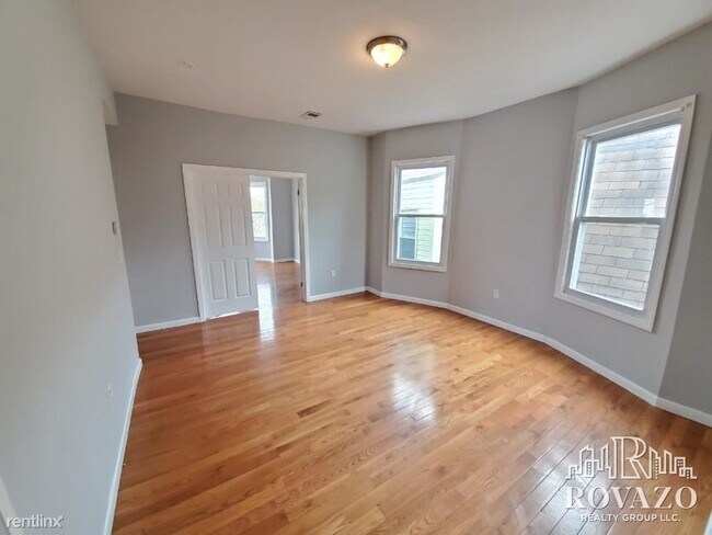 Building Photo - 3 br, 2 bath Apartment - 169 S 10th St # 3