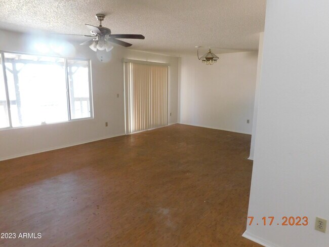 Foto del edificio - 8119 W Desert Cove Ave