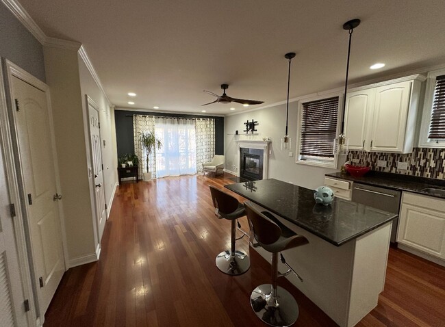 Foto del edificio - Welcome Home! Ravenswood Condo Available