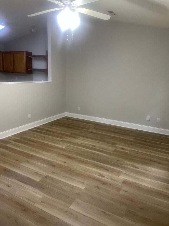 Foto del edificio - 4910 Kitty Hawk Way