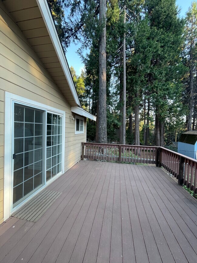 Building Photo - 6876 Ridgeway Dr