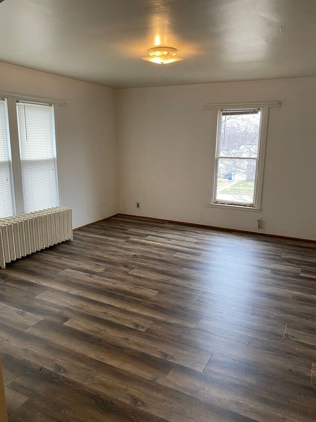 Building Photo - 300 S Maple