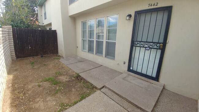 Building Photo - Don't miss this cute 2 bedroom 2.5 bath to...