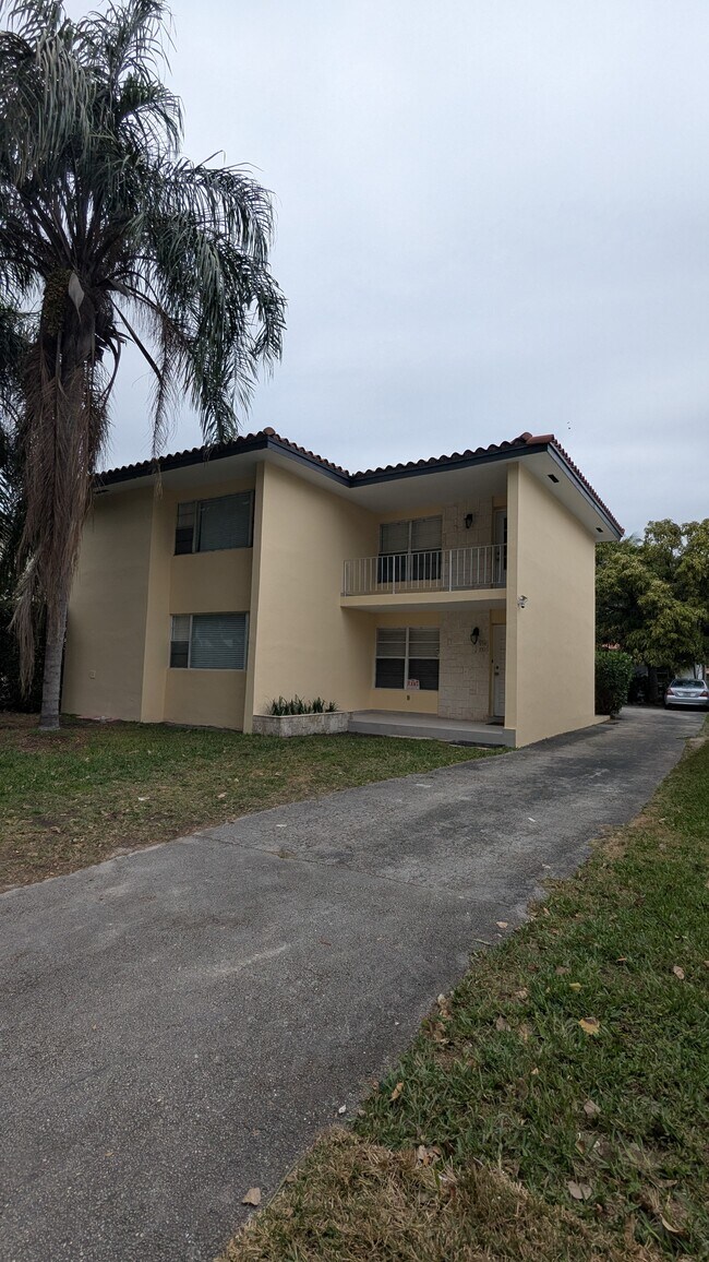 Foto del edificio - 235 Bird Rd