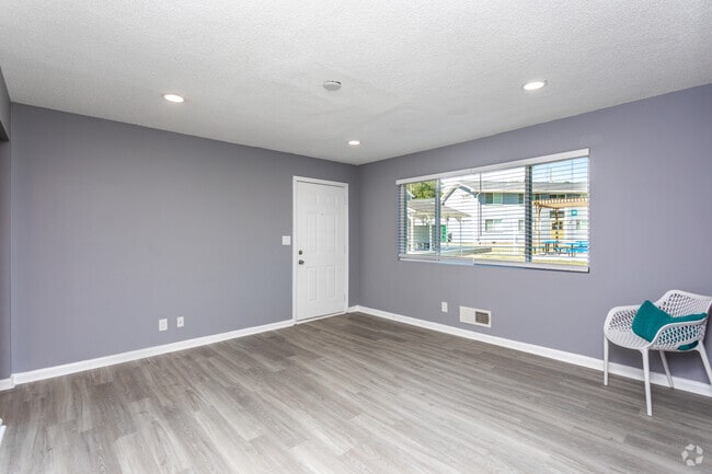 2BR, 1BA - 845 SF - Gateway South