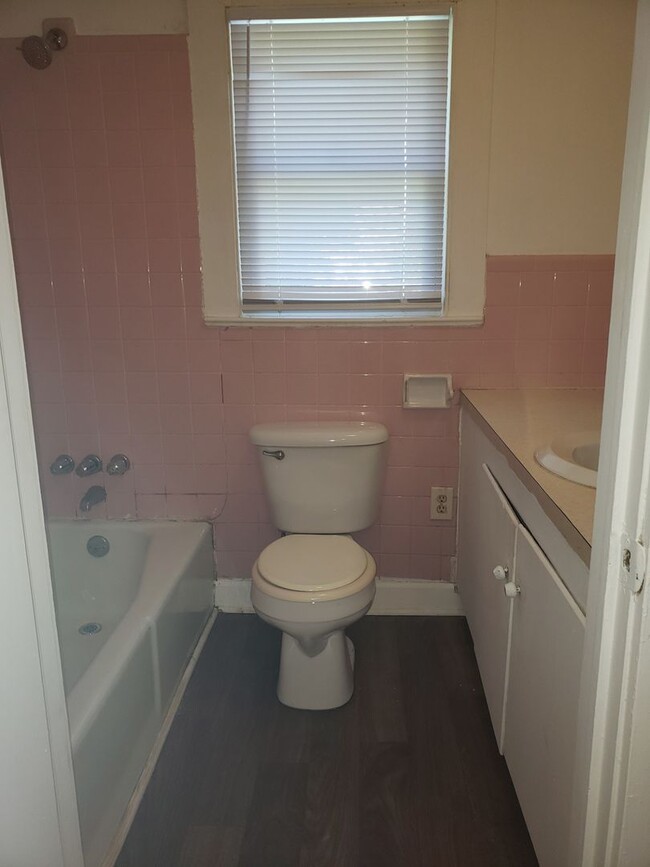 Building Photo - 3 Bedroom, 1.5 Bath Home
