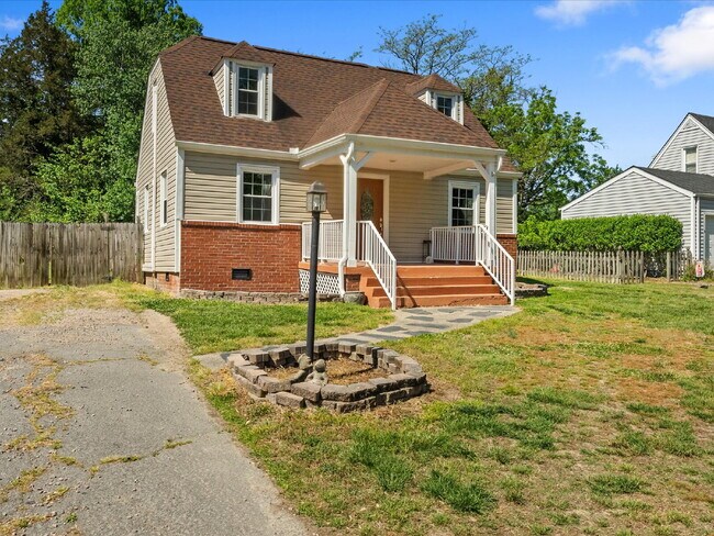 Foto del edificio - 7602 Woodman Rd