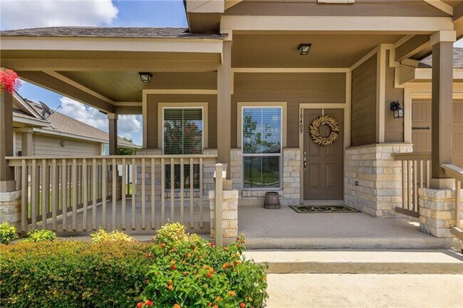 Building Photo - Spacious & Beautiful 3/BR 2/BA Home with E...