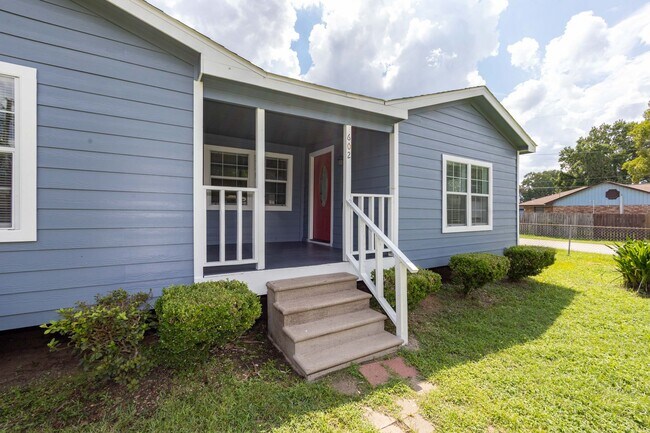 Foto del edificio - Cute and cozy 3 bedroom / 2 bath home in L...