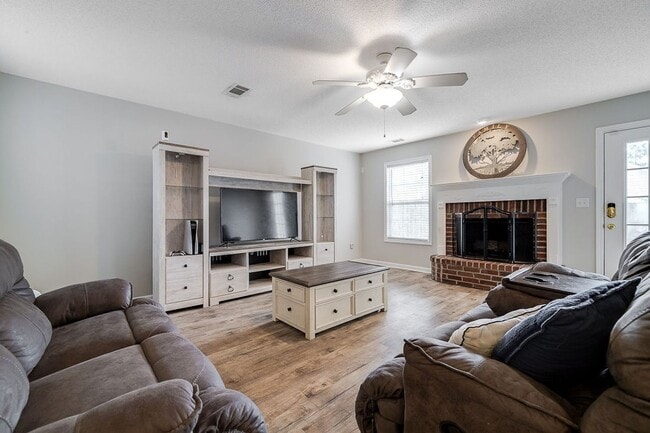 Building Photo - 4 Bedroom 3 Bath home located in the heart...