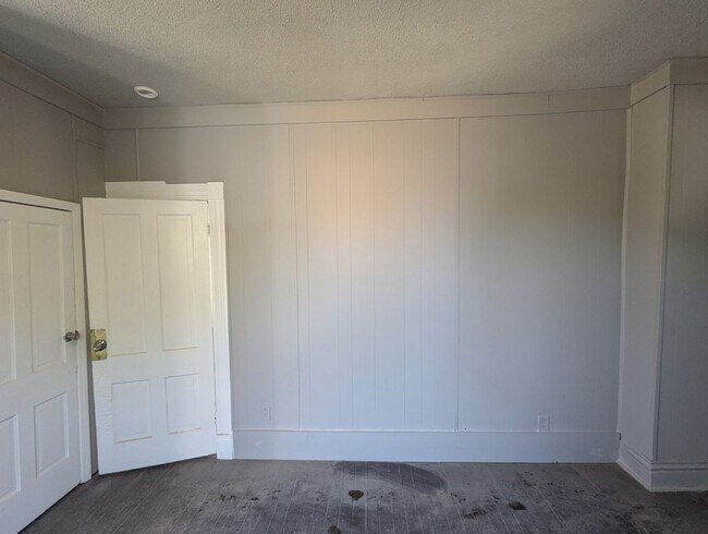 Building Photo - Gorgeous Updated 4 bedroom house!