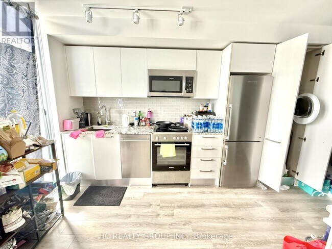 Building Photo - 28 Wellesley St E