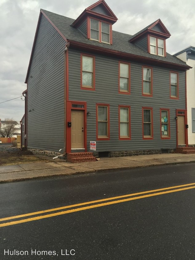 Foto principal - 3 br, 1.5 bath House - 131 Middle Street