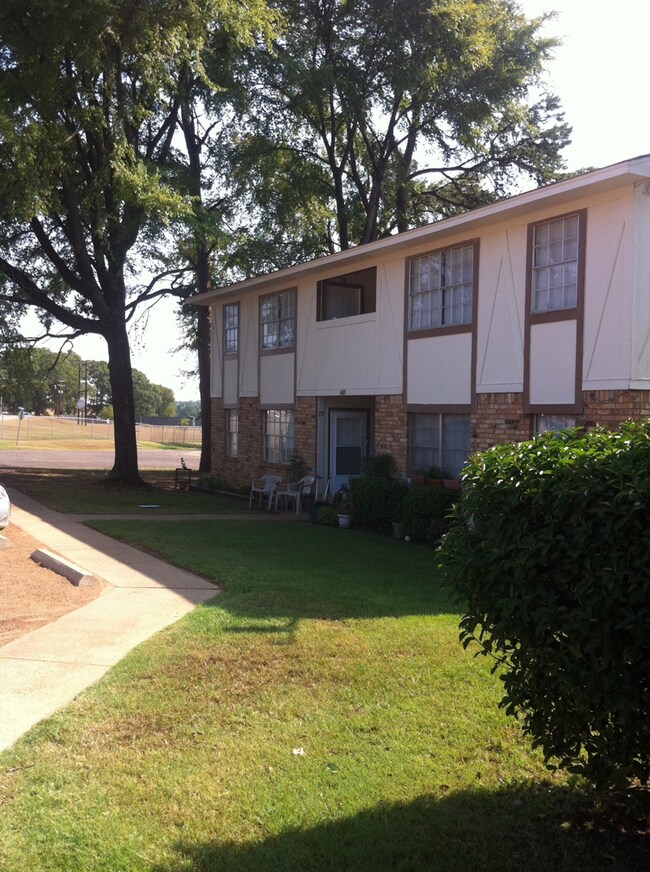 Building Photo - 610 N Redbud St