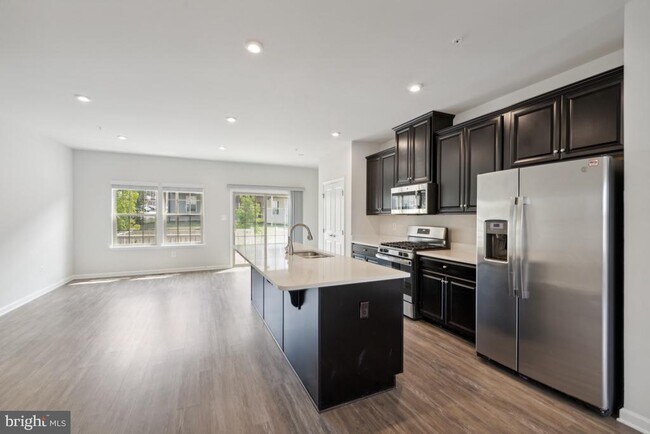 Building Photo - 7907 N Gladden Farm Way